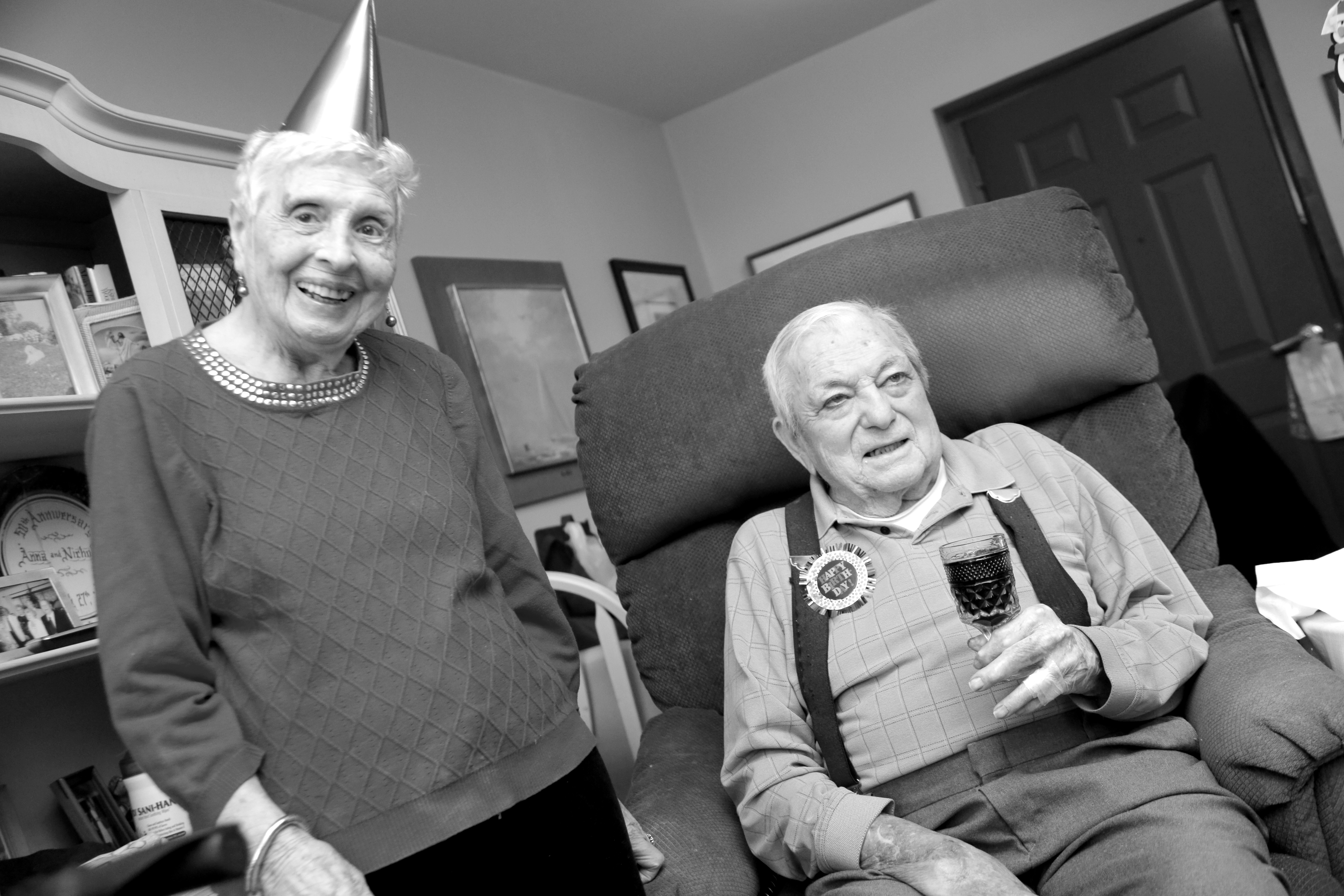 Dan Moracarco, un veterano de las Fuerzas Aéreas de la Segunda Guerra Mundial, con su esposa Marie, celebrando su 98º cumpleaños con sus ayudantes de atención médica a domicilio de Community Home Health Care.