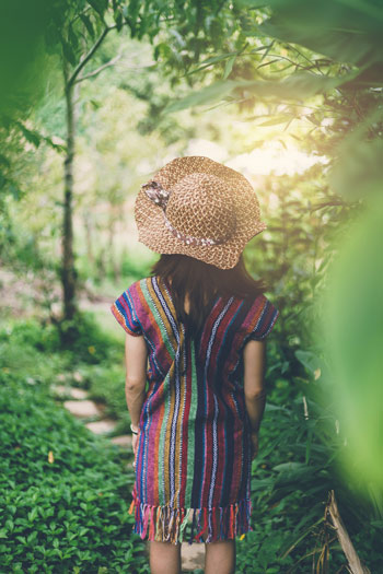 Mujer saliendo a la naturaleza