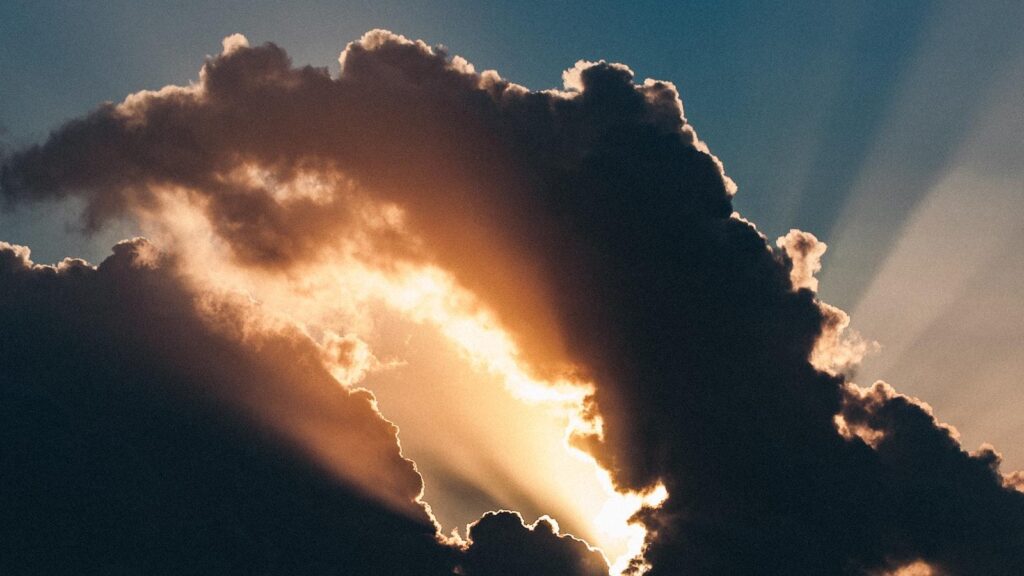 Descubre cómo los atardeceres en los hogares geriátricos de Medellín transforman la experiencia de envejecer.