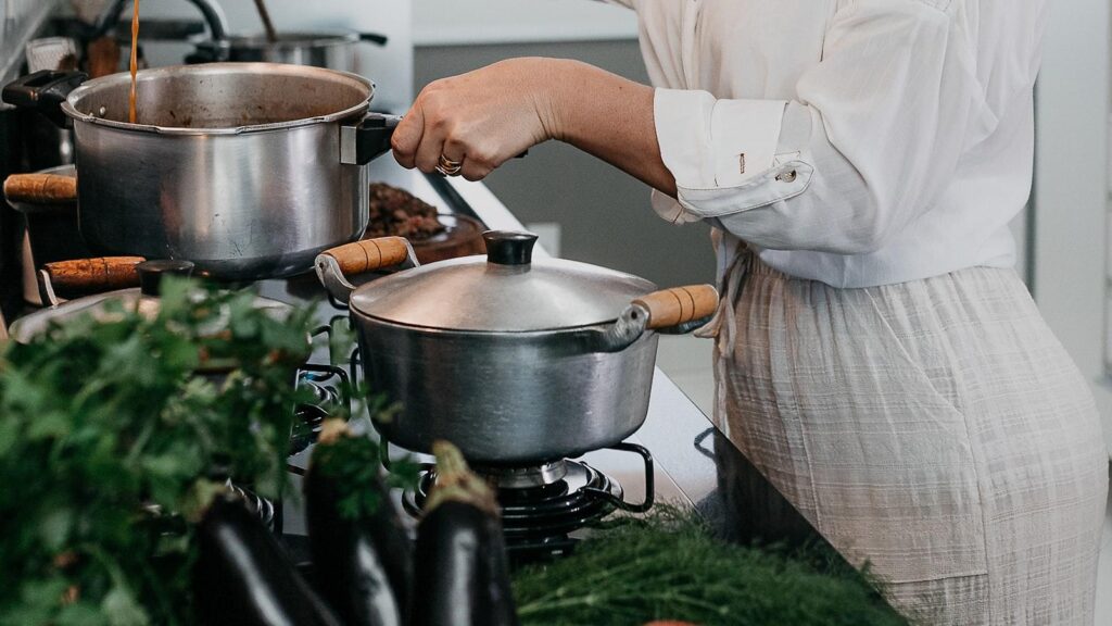 Descubre qué funciones desempeña un cocinero en el hogar geriátrico de Medellín y cómo impacta en la experiencia.