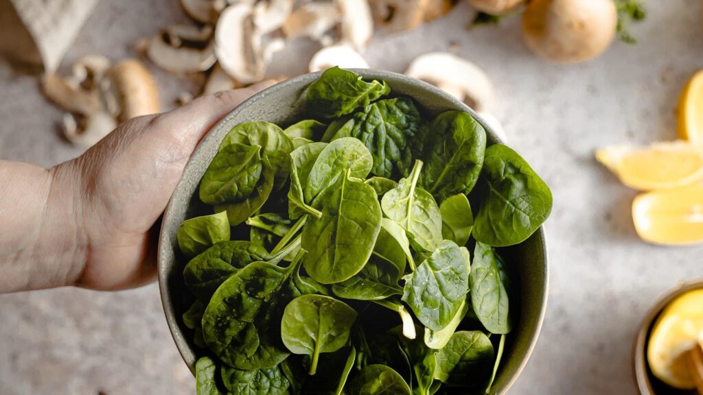¿Qué hace un cocinero en hogares geriátricos de Medellín para asegurar una dieta equilibrada y deliciosa?