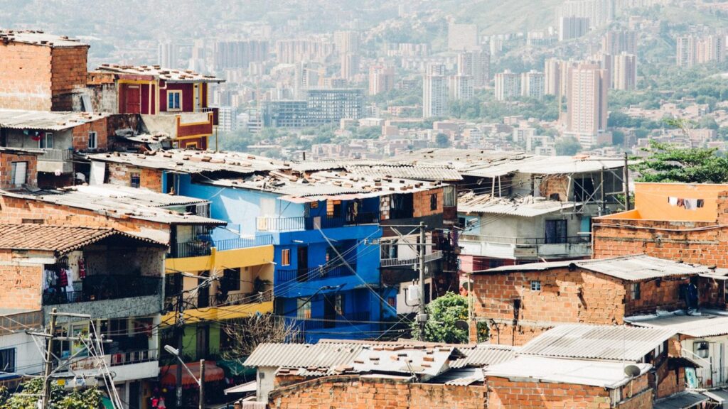 Medellín, la ciudad de la eterna primavera, alberga hogares geriátricos que celebran la vitalidad en la tercera edad.