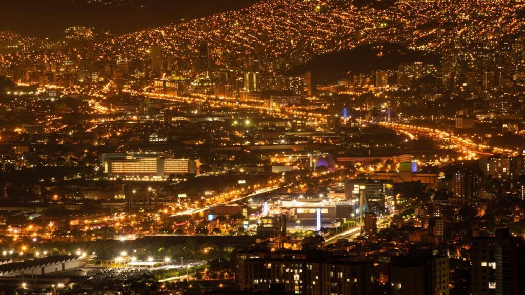 Medellín, la ciudad que cuida: Explora los secretos de los hogares geriátricos que brindan bienestar y alegría en la tercera edad.