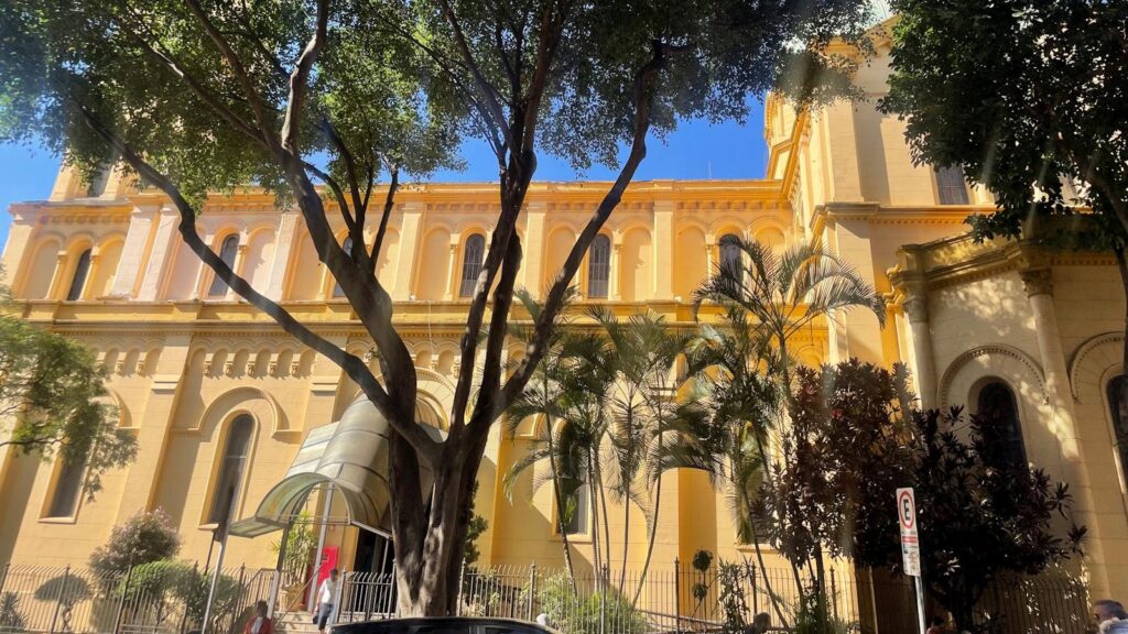 Villa Hermosa, Medellín: Descubre hogares geriátricos que son manantiales de amor, donde cada día es una bendición.
