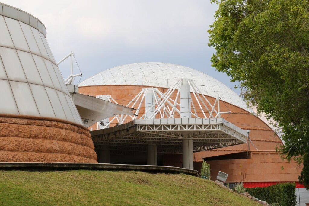 Descubre el encanto de Medellín a través de los ojos de los residentes felices en hogares geriátricos llenos de experiencias únicas.