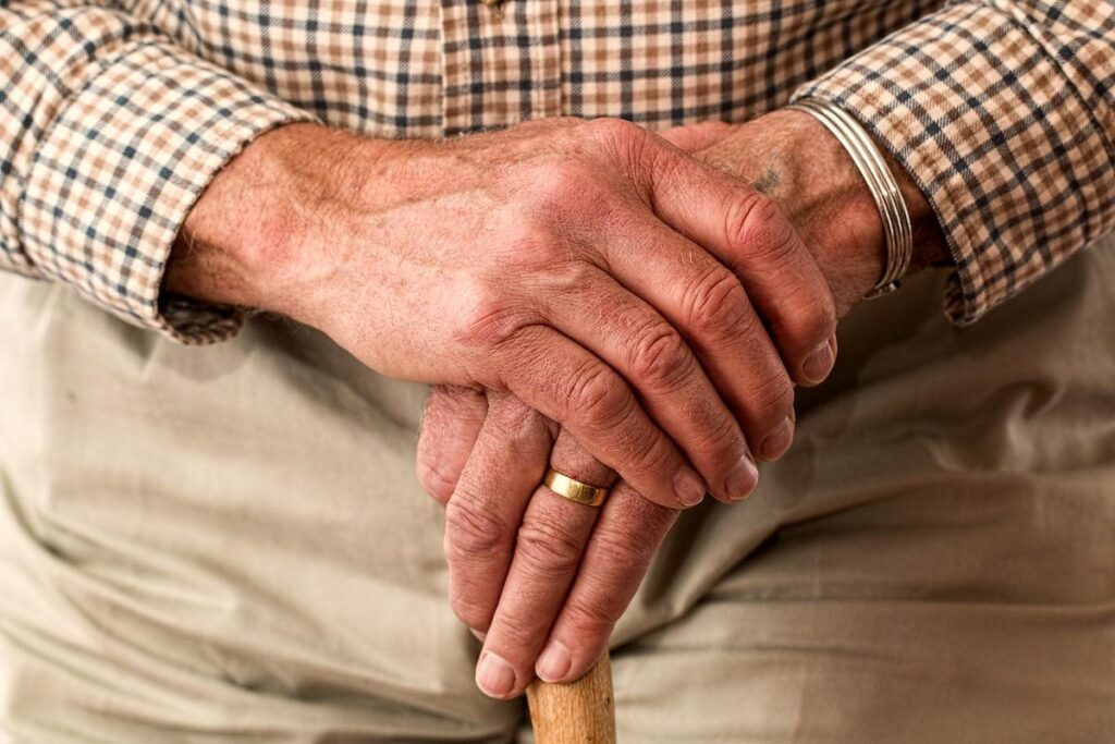 Amar la vejez: Hogares geriátricos en Medellín que promueven la felicidad y el bienestar en cada etapa de la tercera edad.