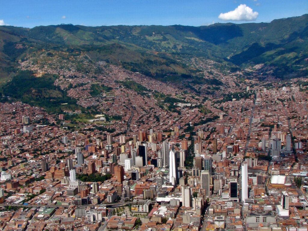Celebra la vida en Medellín: Hogares geriátricos que convierten cada día en una experiencia extraordinaria llena de amor y bienestar, creando un ambiente donde cada residente se siente parte de un lugar lleno de celebración.