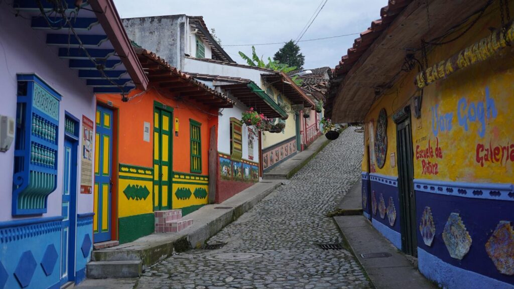 Brillando con Cuidado en Medellín: El Diamante Nº 2, Hogar Geriátrico que Abraza tu Bienestar