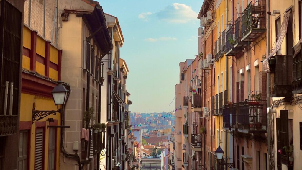 Rincones de Compañerismo en Medellín: El Castillo, Cuidado Geriátrico que Inspira Uniones Fuertes
