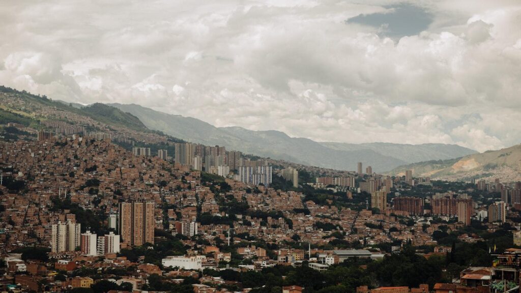 Santa Fe Medellín: Cuidados Geriátricos que Fusionan la Comodidad con el Estilo de Vida Urbano