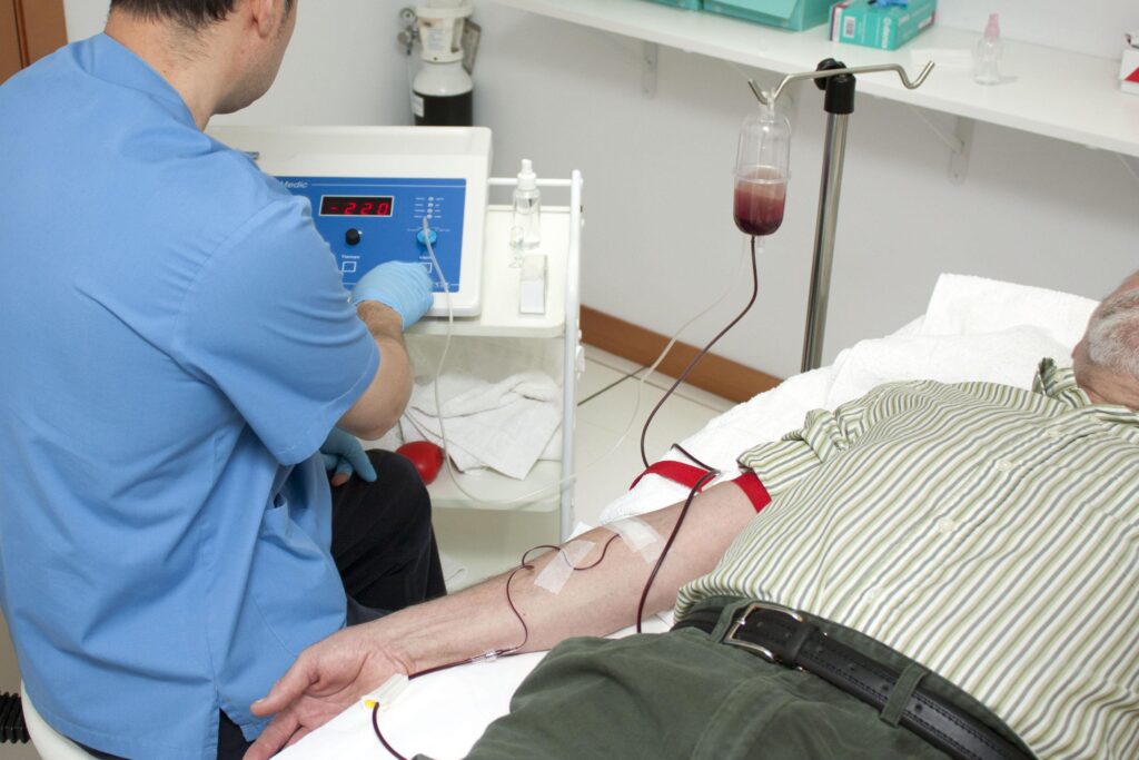 Cómo manejar las visitas y salidas de pacientes diabéticos en hogares geriátricos.