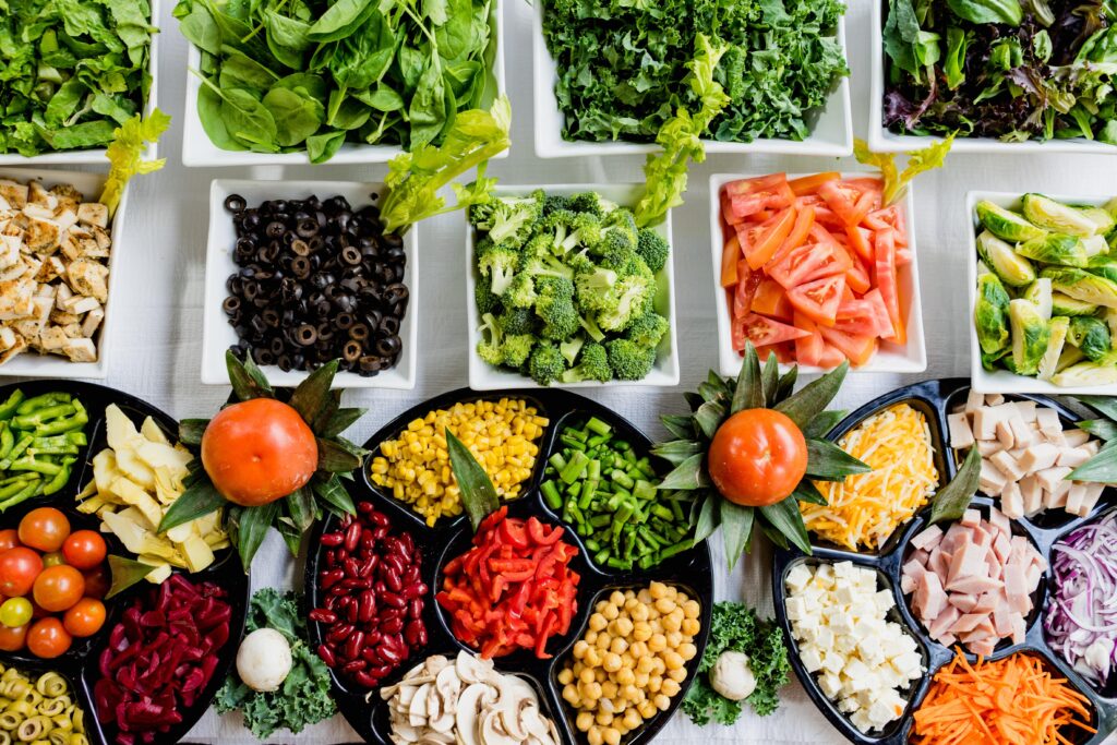 Comparativa de impacto de dietas veganas y mediterráneas en ancianos con diabetes.