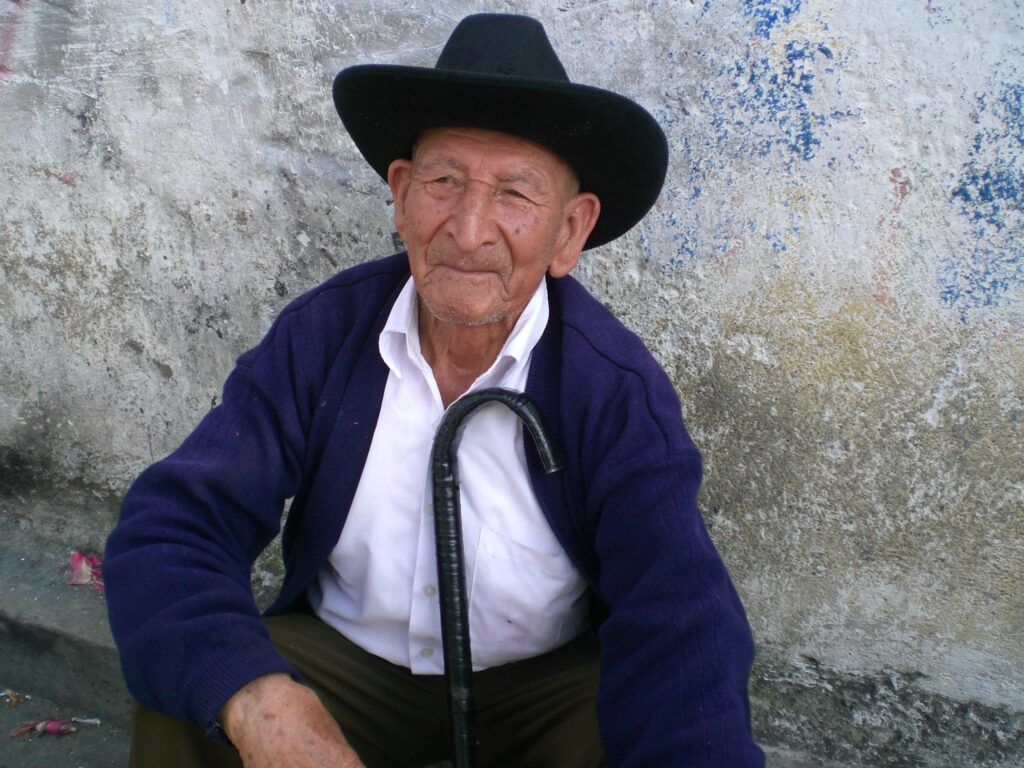 Datos sobre la participación de ancianos con colitis ulcerosa en estudios clínicos en Medellín.