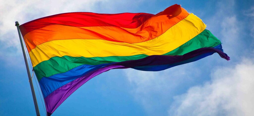 Cómo promover una cultura inclusiva para ancianos LGBT en hogares de Medellín.