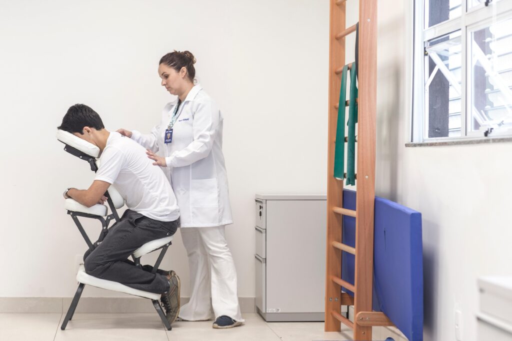 El papel de la fisioterapia en la prevención de caídas en asilos de ancianos en Medellín.