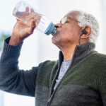 La importancia de la hidratación adecuada en ancianos y cómo promoverla en Medellín.