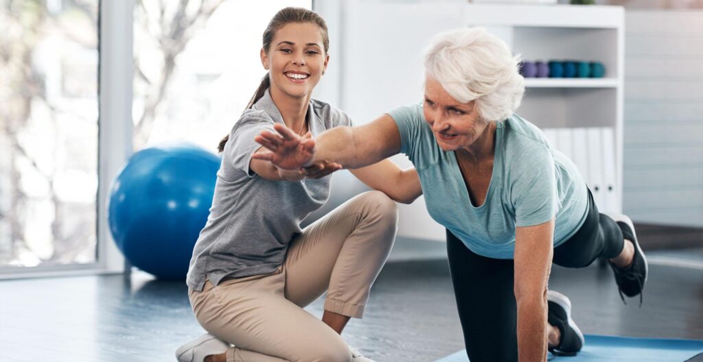 Beneficios de la fisioterapia según los médicos en el Hogar Geriátrico Sonríe a la Vida