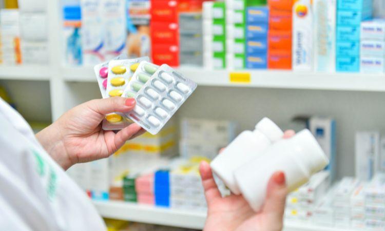 Por qué deberías reconsiderar el uso de medicamentos en adultos mayores según los últimos estudios