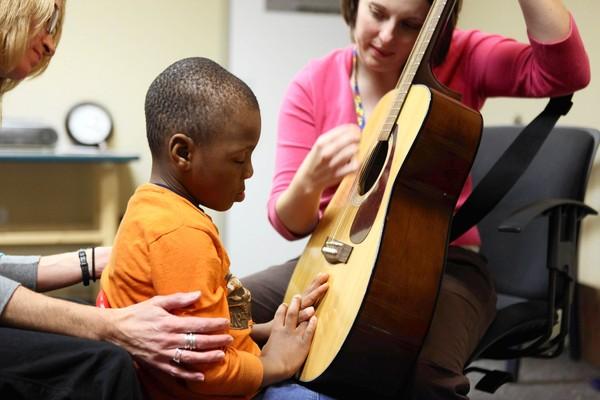Beneficios de la musicoterapia en adultos mayores