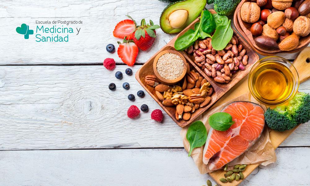 Hábitos alimenticios para fortalecer la salud y la movilidad en la vejez