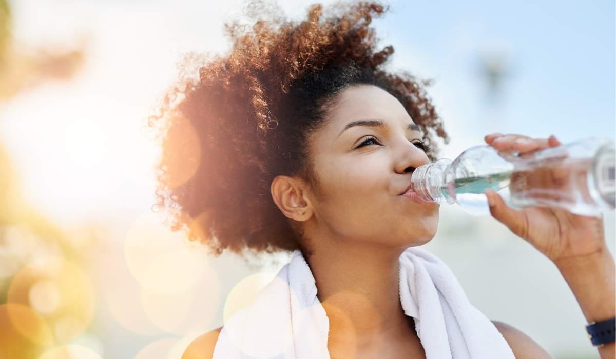 «Hidratación estratégica: más allá del vaso de agua y la sed ausente»