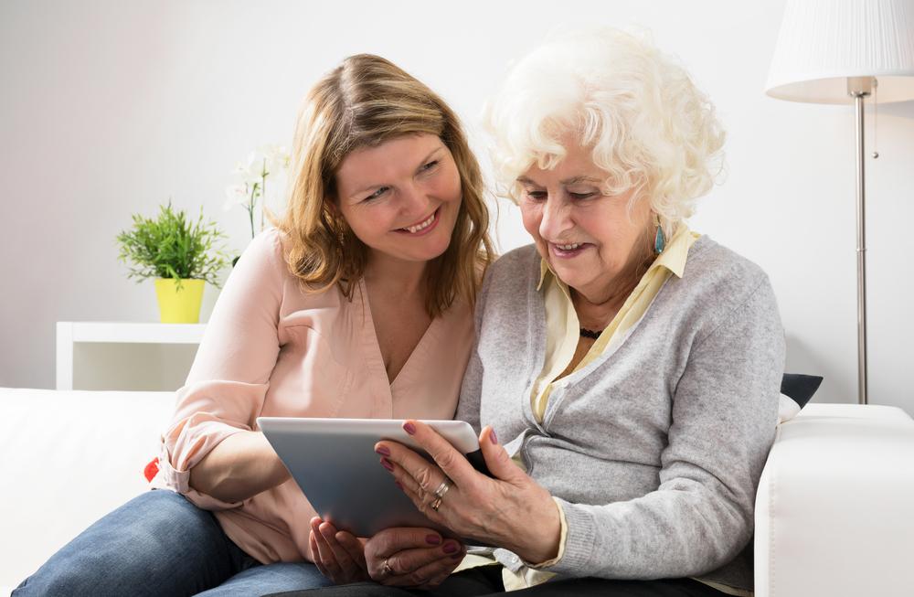 Beneficios de los asistentes virtuales adaptados para adultos mayores