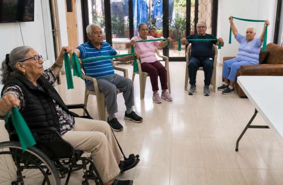Atención especializada para adultos mayores con Alzheimer y dependencia